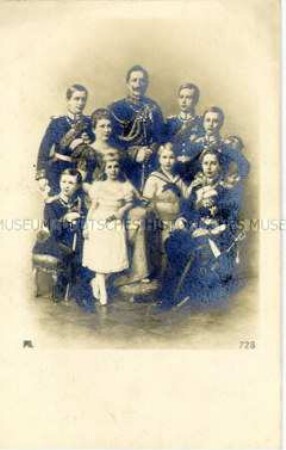 Wilhelm II. mit seiner Frau Auguste Viktoria und ihren Kindern