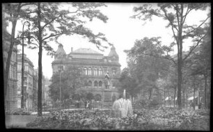 Chemnitz. Dresdner Bank, links: Altes Rathaus davor das Beckerdenkmal, rechts Poststraße