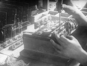 Das Verlegen der Verbindungen, Radiofrequenz : Technikgeschichte | Elektrotechnik | Radiotelegraphie und -telephonie | Aus der Fabrikation der Rundfunkempfänger (Radiofrequenz)