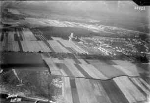 Dessau-Roßlau-Ziebigk, Siedlung Hohe Lache (Am Achteck) mit Flugzeug (Rekordflug Johann Risticz mit einer Junkers W 33)