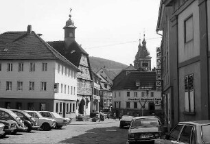 Amorbach: Straße mit den Türmen der Abteikirche