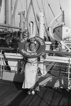 Reisefotos Spanien. Reisende mit Rettungsring an Deck des Passagierschiffes