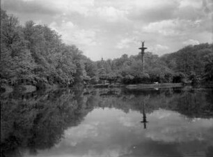 Erzgebirge? Blick über einen Fluss (?) gegen eine Säule (Mariensäule?)
