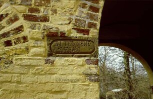 Torhaus: Inschrift am Torbogen links