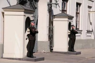 Wachtposten in Riga : Vor dem Amtssitz des Staatspräsidenten stehen zwei Soldaten Wache. Aufgenommenin Riga im Juni 2008