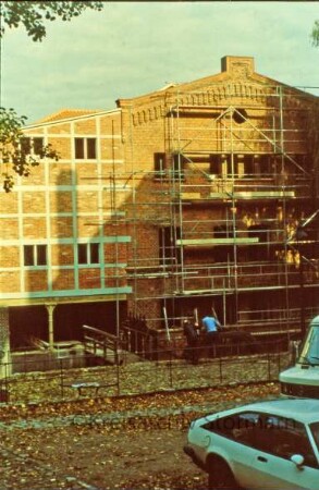 Mühlenplatz: Giebelseite mit Gerüsten