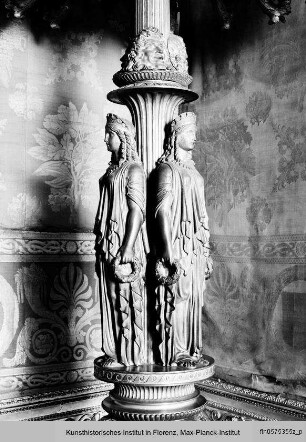 Thronsaal des Palazzo Reale von Turin : Mehrarmiger Kandelaber mit Karyatiden