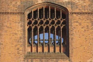Südliches Maßwerkfenster am Turm