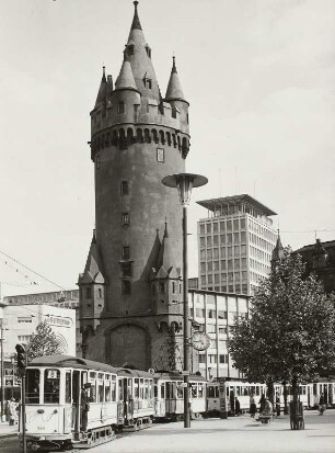 Frankfurt/Main, Eschenheimer Turm, Feldseite, mit Straßenbahnzügen