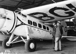 Flugzeug : Pretoria. Ein Flugzeug im Hanger. Daneben ein Pilot und eine weitere Person