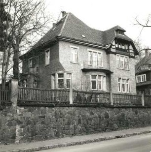 Dresden-Trachenberge, Weinbergstraße 16. Villa (um 1900). Straßenansicht mit Einfriedung auf Stützmauer