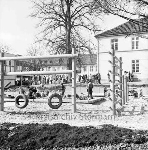 Stadtschule: Salinenstraße: Spielplatz auf dem Schulhof: im Hintergrund links der Neubau, mittig der erste Erweiterungsbau, rechts das alte Gebäude der Stadtschule