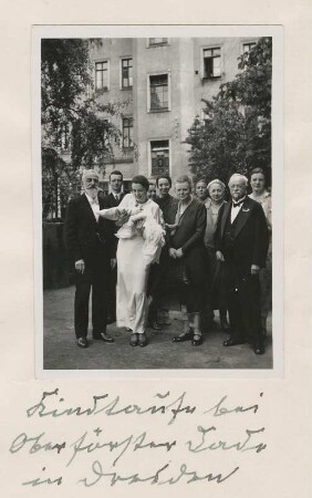 Emil Römmler mit der Familie des Oberförsters Dade zur Kindtaufe