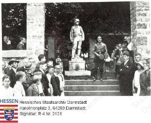 Laubach, Kriegerdenkmal, davor in NS-Uniform stehend Wendnagel / Gruppenaufnahme