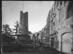 Weinheim Burg Windeck Innenhof - Blick auf den Bergfried