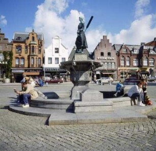 Husum. Marktplatz. Asmussen-Woldsen-Denkmal mit der Brunnenfigur "Tine" von Adolf Brütt (1855-1939)