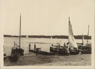Berlin. Sonntags an der Dahme bei Schmöckwitz. Segler bereiten ihre Boote für einen Törn vor