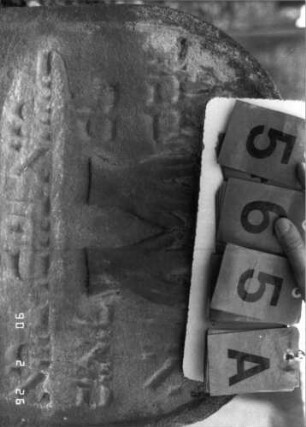 Grabstein 565 (Index: 100115348) Material: Sandstein Zustand: verwittert Maße HxBxT: 72x55x11 cm Beschreibung: Stele mit Rundbogenabschluß Symbolik: Cohanim-Hände: Grabstein 565A