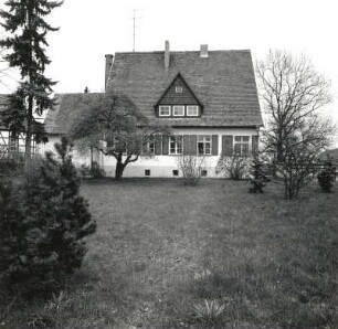 Schlepzig, Dorfstraße 34. Pfarrhaus (um 1750, um 1920). Ansicht mit Streuobstwiese