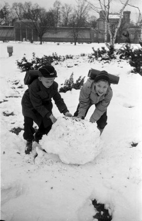 Schneemann bauen im Botanischen Garten.
