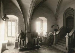 Burg Kriebstein, Rittersaal mit Sitznischenfenstern an der Südwand und Rüstungen