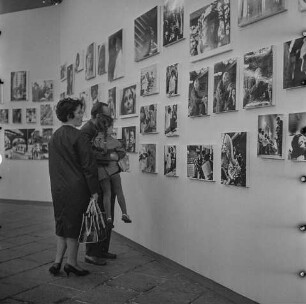 Besucher einer Fotoausstellung, 1970er Jahre, Bild 2. SW-Foto © Kurt Schwarz.