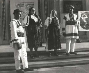 Bukarest, Rumänien. Rumänische Bauern in Tracht vor der Nationalgalerie