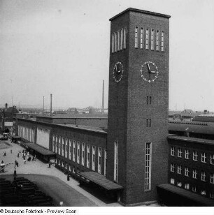 Düsseldorf. Hauptbahnhof, Empfangsgebäude mit Uhrturm von Süden