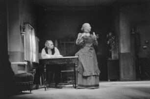 Szenenbilder aus "Der Biberpelz" von G. Hauptmann mit W. Gröhl, H. Hellmich, W. F. Richter (W. Richter-Reineck), F. Nowack, E. Mirek u.a. Maxim-Gorki-Theater, 17.09.1954