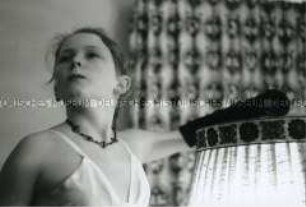 Junges Mädchen posiert an einer Lampe (Prämiertes Foto Sonderthema: Familienbilder)