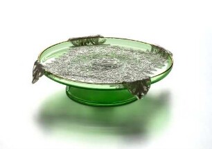 Glasschale mit aufgemaltem Spitzendeckchen