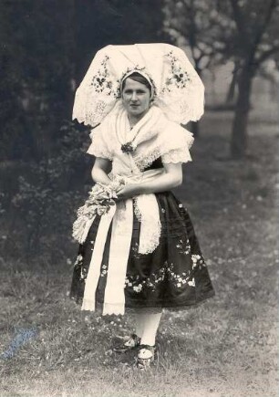 Brautjungfer aus Burg : Kleidung - niedersorbische Tracht. Ort: Bórkowy / Burg-Spreewald. Brautjungfer