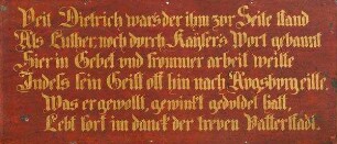 Teil einer Wandvertäfelung mit dem Schrifttext zu Veit Dietrich (M.068, Reformatorenzimmer) aus der Wandekoration des Reformatorenzimmers der Veste Coburg