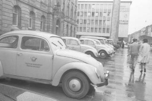 Dienstfahrzeuge der Deutschen Bundespost, wegen Bauarbeiten im Innenhof vor dem Hauptpostgebäude aufgestellt.