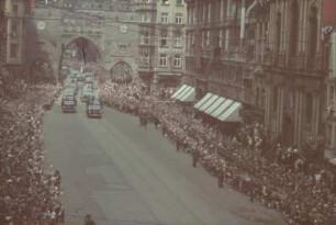 München, Karlsplatz (Stachus). Aufmarsch deutscher und italienischer Faschisten. Blick zum Karlstor