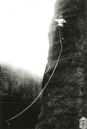 Sächsische Schweiz, Schrammsteine. Schrammtorwächter. Seilschaft K. Ullrich über dem Ring des Alten Weges (VI) mit Doppelseil
