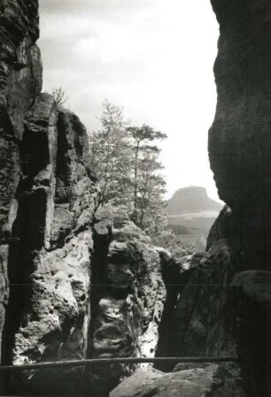 Sächsische Schweiz. Kleiner Bärenstein. Schneiderloch. Blick zum Lilienstein
