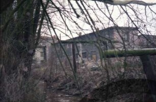 Möllner Landstraße 81: ehemalige Gemeindeverwaltung: links traufständiges Haupthaus, Rückseite [angeschnitten]: rechts rückwärtiger Gewerbeanbau: vorne Forellenbach