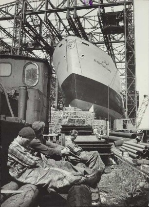 Werftarbeiter bei einer kurzen Pause (Fofftein=Fünfzehn). Links die Werft älteste Lok aus dem Jahre 1908, heute außer Betrieb