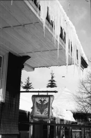 Hinterzarten: Aushängeschild des Gasthauses zum Adler mit Eiszapfen am Dach