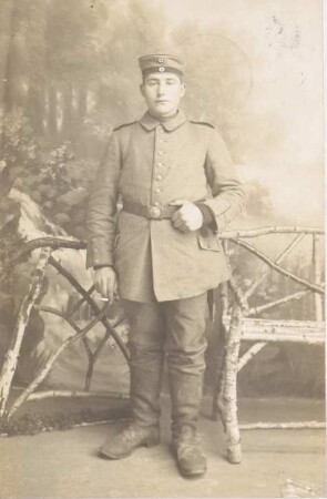 Studioporträt eines Soldaten aus dem 1. Weltkrieg mit Zigarette