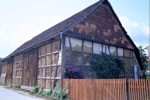 Fachwerkscheune mit Lehmflechtwerk, Ziegelverhang im Giebel; Gartenzaun