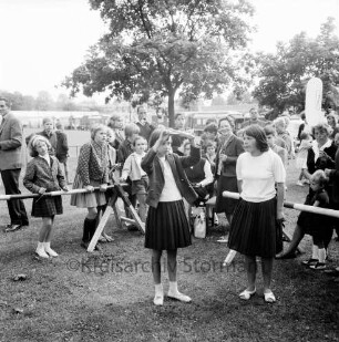 Volks- und Heimatfest: Veranstalter Heimatring: Stormarnplatz: Kinder spielen "Vogelpicken", 24. Juli 1965