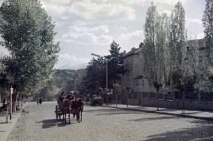 Die Hauptstraße durch die Stadt Bankja. Pferdegespann