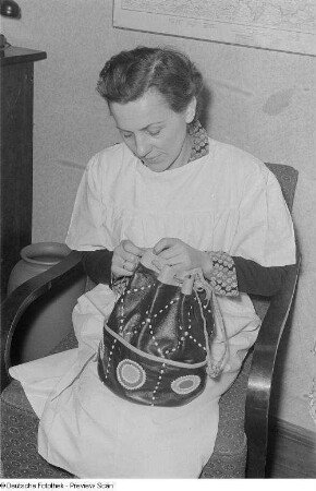 Feintäschnermeisterin Hildegard Lorenz-Leutelt beim Herstellen einer Tasche