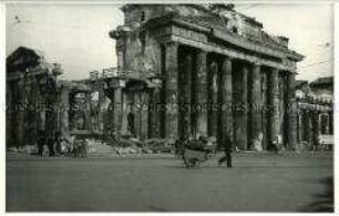 Das zerstörte Brandenburger Tor mit Blick nach Osten