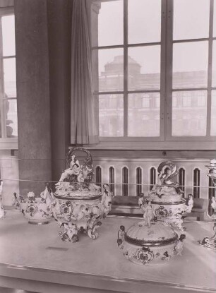 Zwinger, Innenaufnahme, Langgalerie N mit Neuaufstellung der Porzellansammlung (23.09.62); Aufstellung des Schwanenservice