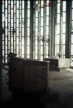 Freiburg i. Br.: Ludwigskirche, Chorfenster von innen mit Kanzel