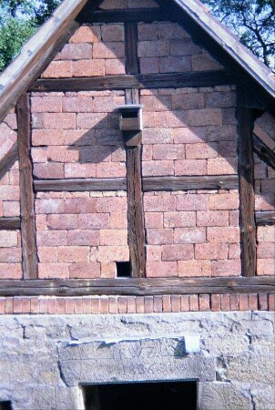 Detail vorheriges Bild: Türsturz des "Burgkellers" mit F.W.Z. und 1836