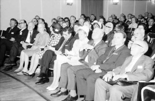 20. Tagung 1970 Chemiker: K. Tizian, F. Sieder, Lars Onsager, Dorothy Hodgkin, Frau Huber, L. Huber, Frau Steurer, H. Leussink, Oberbürgermeister Steurer, Leopold Ruzicka,; 2. Reihe: Adolf Butenandt, nicht besetzter Platz, Harold C. Urey